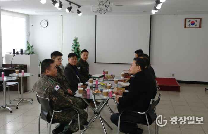 지난 4일 안전환경국장을 비롯한 관계 직원들이 관내 1항공여단을 방문해 여단장 등 부대 관계자와 헬기 소음 저감 조치에 대해 면담을 하고 있다.