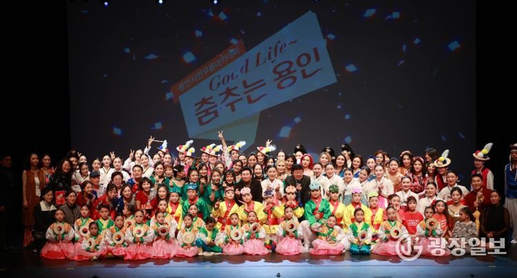 이상일 용인특례시장이 6일 용인시평생학습관 큰어울마당에서 열린 ‘용인시무용아카데미 작품발표회’에서 수강생들과 기념사진 촬영을 하고 있다