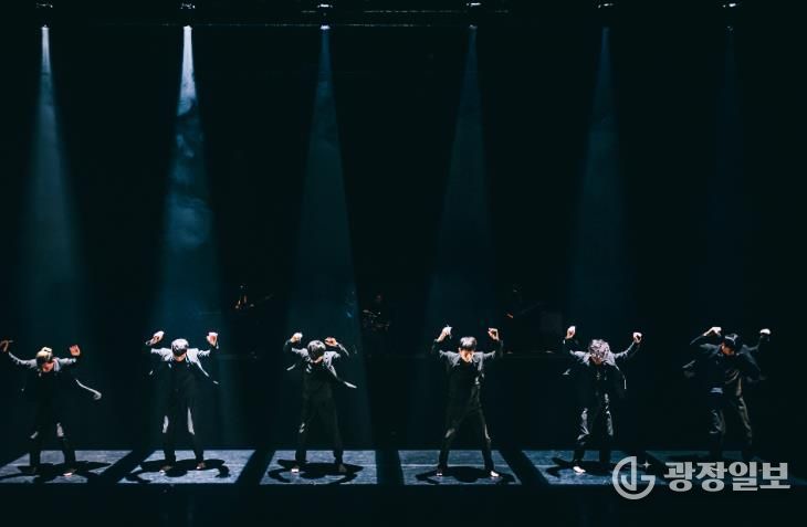 세계 유수의 도시와 축제에 초청받은 현대무용단 모던테이블의 <다크니스 품바>가 영덕에서 박력넘치는 공연을 펼쳐 환호를 받았다.