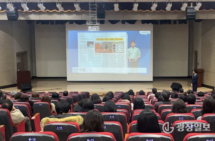 화성특례시가 지난 5일 복지현장 관리자 대상 직장 내 갑질 예방교육을 하고 있다.