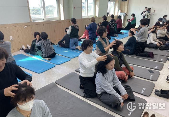 나주시농업기술센터가 2025년 생활개선회 리더십 강화 순회교육을 성황리에 마무리했다. 사진은 힐링요가 실습을 하는 생활개선회 회원들 모습.