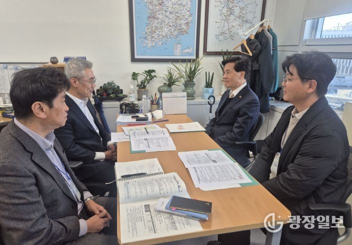 밀양시 관계자들이 8일 기획재정부 총사업비관리과를 방문해 주요 현안 사업을 건의하고 있다.