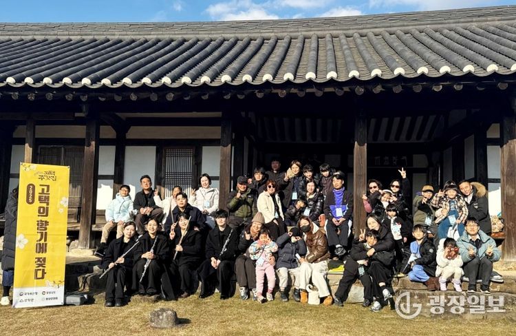 공연자와 단체사진