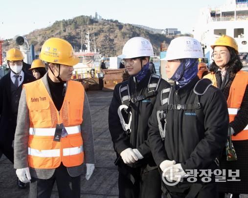 8일 김대중 전라남도교육감이 ㈜여수해양을 찾아 현장실습 안전․환경을 점검하고, 실습생을 격려를 전하고 있다.