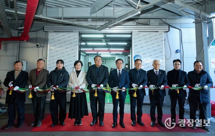 1. 8일 김석필 천안시장 권한대행 부시장이 따숨 푸드뱅크 개소식에 참석해 테이프 커팅식 하고 있다.