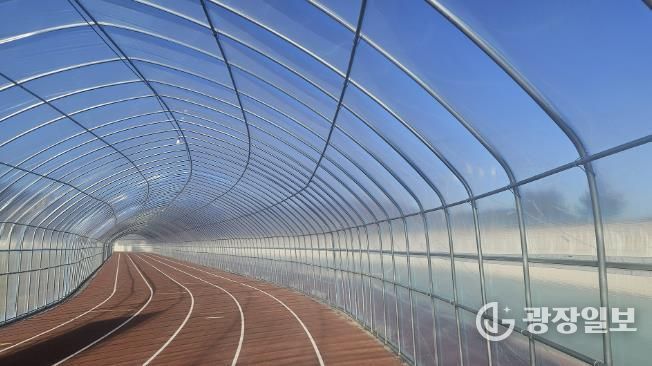 비닐하우스가 설치된 서산시 종합운동장 주 경기장 육상트랙 모습