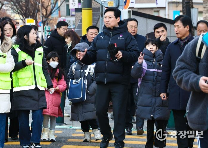 9일 오전 대지초에서 이상일 시장이 통학로를 점검하고 있다