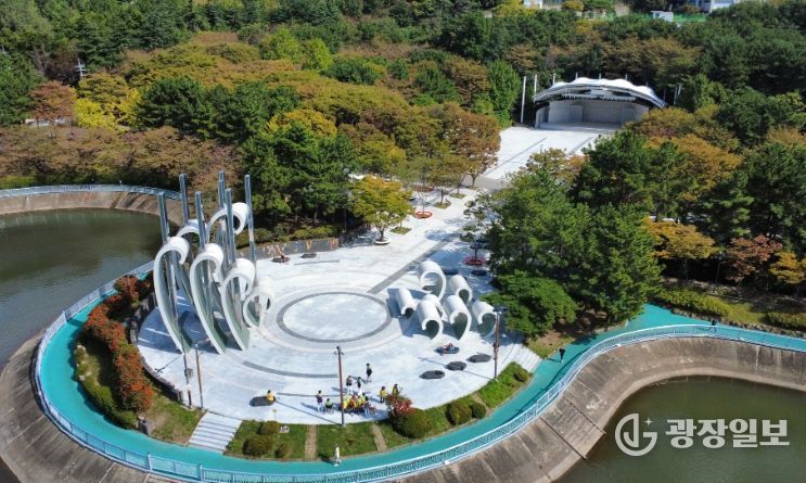 대천공원 광장과 야외무대 전경.