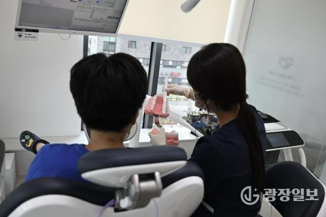 '치과주치의' 성남시 초교 4학년생이 올바른 칫솔질에 관한 설명을 듣고 있다