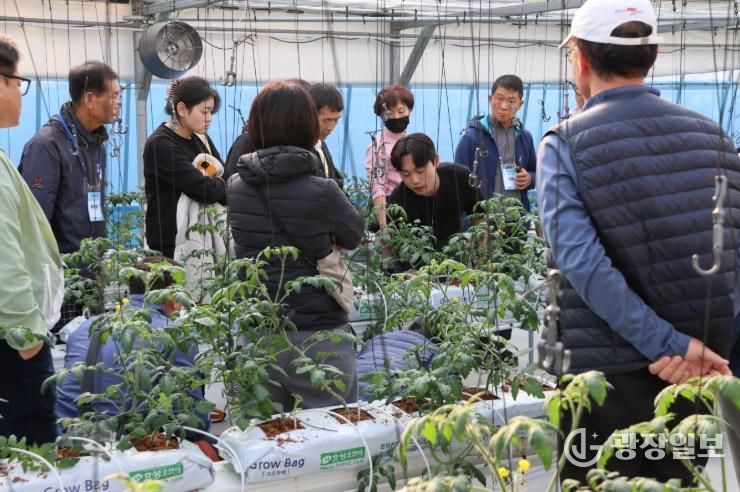 청양군농업기술센터 테스트베드에서 실습 교육 중인 모습