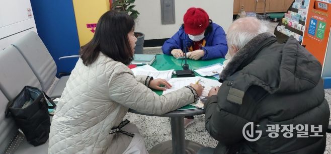 천안시가 한파 취약계층의 안부 확인을 위한 상담을 진행하고 있다.