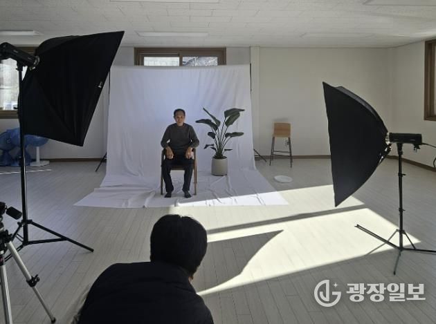 연천군학교밖청소년지원센터 학교밖 청소년 자원봉사동아리, 대광1리 어르신 대상 '장수사진 촬영봉사' 진행