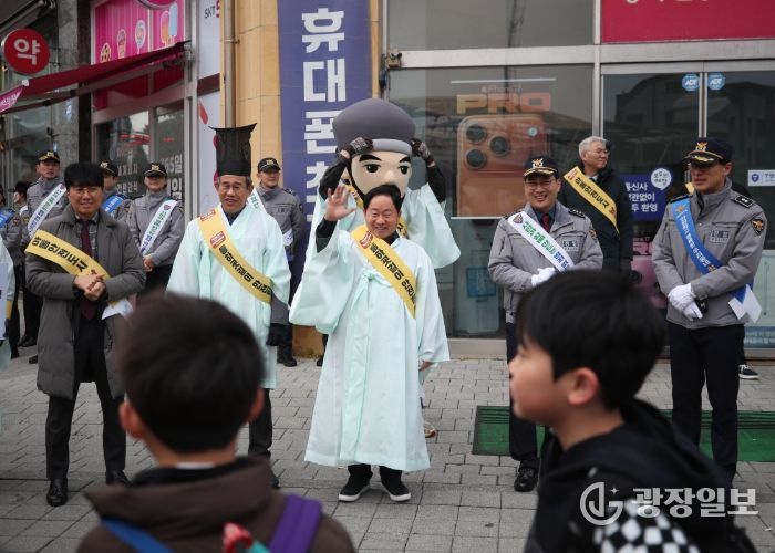 남양주시 다산2동에서 펼쳐진 민·관·경·학 아동 안전 캠페인 …정약용·포돌이 총출동