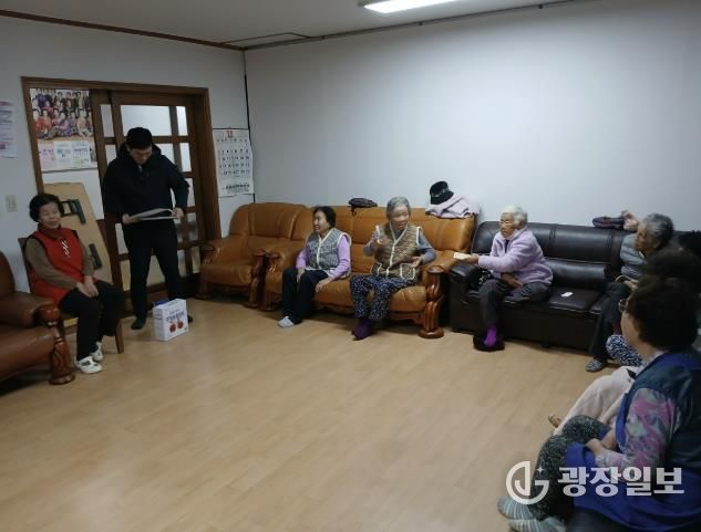 안산시 식품위생감시원이 관내 경로당 노인을 대상으로 허위·과대광고 피해 예방 순회 교육을 진행하고 있다.