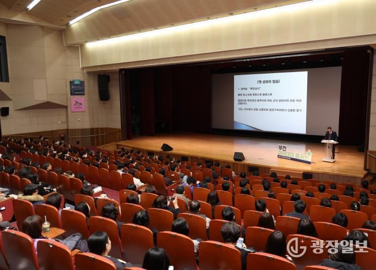 문형배 전 헌법재판관이 시청 어울마당에서 강연하고 있다.