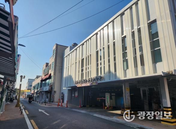 중심상가공영주차장 전경