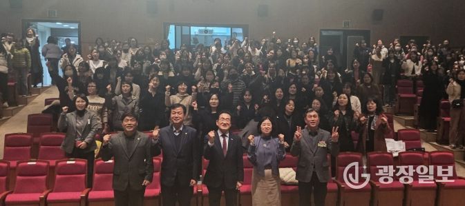 영천시 어린이집연합회는 지난 10일, 청소년수련관에서 보육 교직원 250여 명이 참석한 가운데 화합과 소통을 위한 ‘보육인의 밤’ 행사를 개최했다.