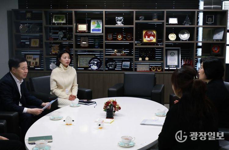 인천항만공사 이경규 사장이 한국백혈병소아암협회 경인지회 이주영 사무국장과 기부 관련 논의를 하고 있다