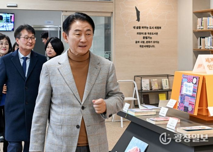 김동근 시장이 12월 11일 의정부1동 주민센터 1층에 마련된 주민 공유공간을 둘러보고 있다.