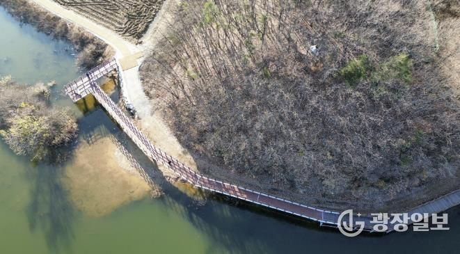 용인특례시가 처인구 이동읍에 있는 이동저수지 둘레길 단절 구간 연결공사를 마무리했다.