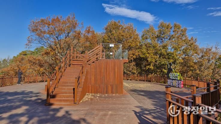 천안시 태조산 등산로에 설치된 하늘길 전망대 모습.
