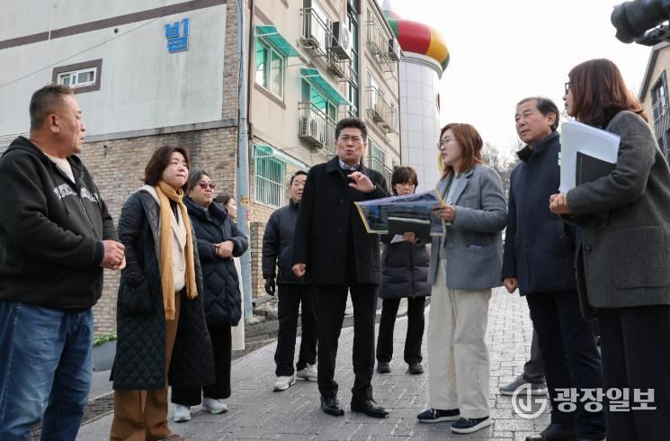 인천 중구, 동화마을 벽화 리뉴얼 사업 추진 중‥지난 10일 김정헌 구청장 현장 방문