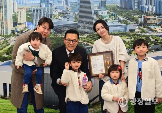 연수구, ‘2025년 저출산 극복 유공자’ 표창장 수여