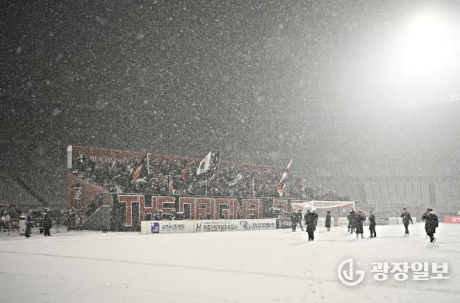 이달 4일, 부천FC1995의 승강 PO 1차전이 폭설로 연기된 후에도 헤르메스가 자리를 지키며 응원하고 있다.