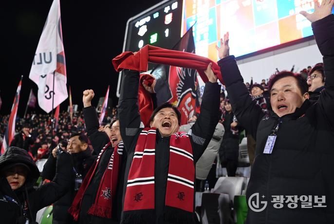 이달 8일 부천FC1995 승강 PO 2차전 경기에서 골을 넣자, 조용익 부천시장이 기뻐하고 있다