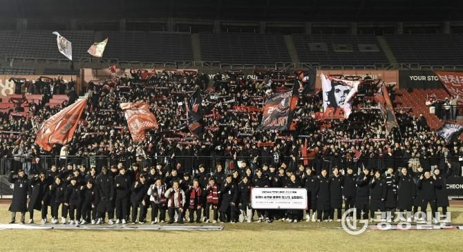 부천FC1995 K리그1 승격을 축하하며 선수단과 헤르메스가 단체 기념사진을 촬영했다.