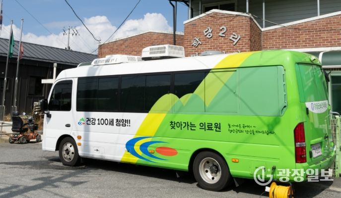 청양군 보건의료원 의료진이 의료취약지역 마을을 찾아 ‘찾아가는 의료원’ 순회진료를 진행하고 있다