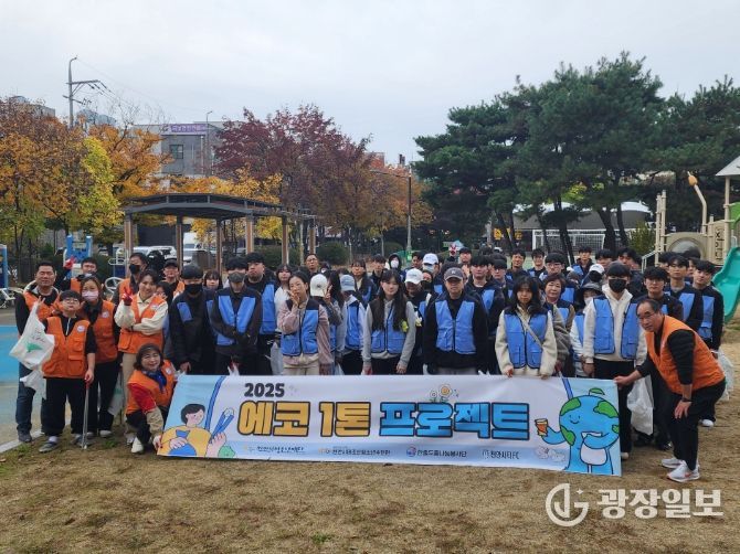 지난 13일 원두정 먹거리골목에서 천안시 청소년들과 자원봉사자들이 함께 기념사진을 촬영하고 있다.