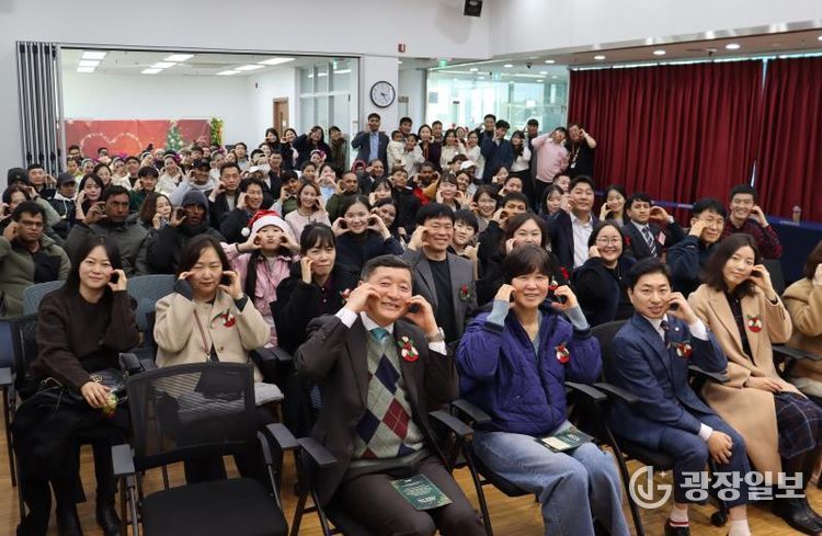 2025년 화성시외국인복지센터 사업보고회 기념 사진