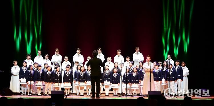 강화군, 파리나무십자가 소년합창단 초청 공연에 객석 가득 ‘성황’