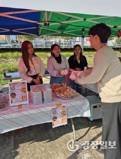(홍성군, 해외유입·신종 감염병 유입 차단 결실 맺었다)_외국인 대상 홍보.