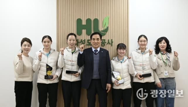 국제대회와 전국대회에서 입상한 화성도시공사 탁구단 선수들과 HU공사 한병홍 사장이 메달과 상패를 들고 기념촬영을 하고 있다.