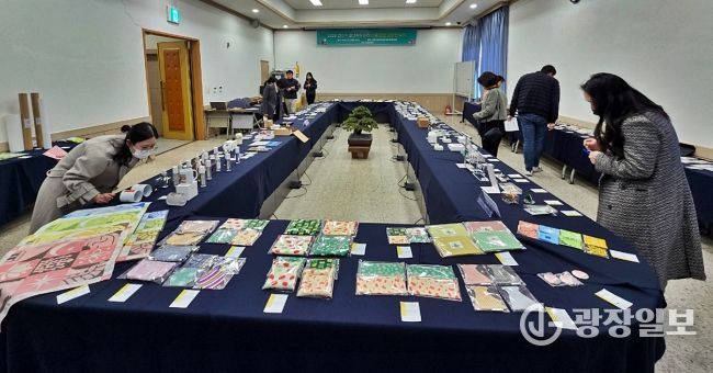 경주시가 ‘2026 청년감성상점 상품 입점 공모’ 심사를 진행하고 있다. 이번 공모를 통해 선정된 165점의 청년 예술가 작품은 내년 1월부터 황리단길 청년감성상점에서 전시·판매될 예정이다.