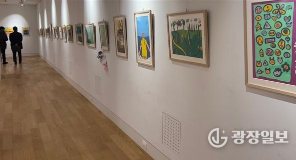 인천장애인종합복지관과 혜원의료재단 세종병원이 함께 준비한 전시회 ‘세종 온(溫) 세상을 그리다: 함께 나누는 희망’이 열린 지난 9일 관람객이 작품을 감상하고 있다.