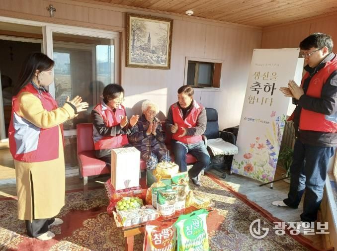 12월 생신을 맞은 어르신 가정을 방문해 생신을 축하하는 모습