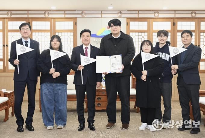 청년마을 내:일 박정수 대표 장관상 수상 기념촬영