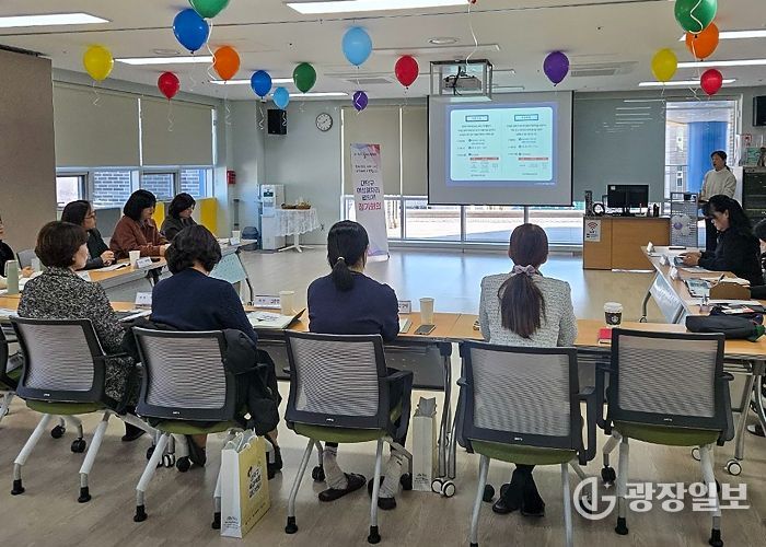대전 대덕구가 18일 대덕구육아복합마더센터에서 여성일자리협의체 실무진 간담회를 열고, 지역 특성에 맞는 여성 일자리 창출 방안을 논의하고 있다.