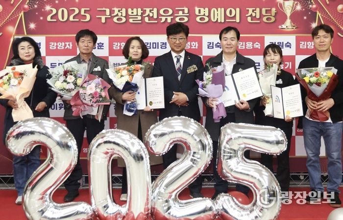 최충규 대덕구청장(가운데)과 자원재활용 경진대회 우수 공동주택 수상 대표자들이 구청 청렴관에서 열린 시상식에서 기념 촬영을 하고 있다.