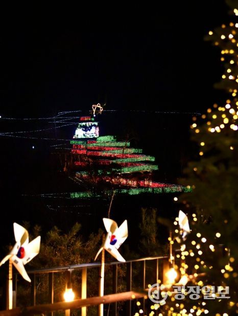 김포시는 지난 20일 애기봉평화생태공원에서 크리스마스 특별문화행사 ‘애기봉 윈터라이트’ 행사를 개최했다.