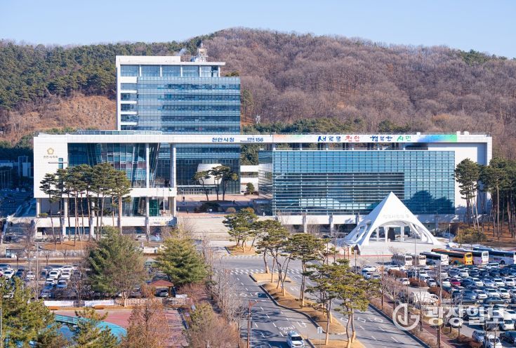 1. 천안시청 전경.