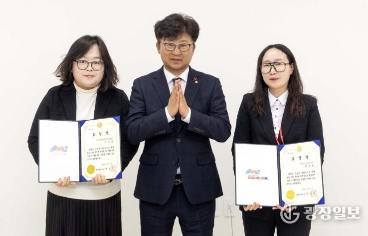 최충규 대덕구청장(사진 가운데)과 평생학습 유공자 표창 대상자들이 22일 표창 수여식을 마친 후 기념 촬영을 하고 있다.