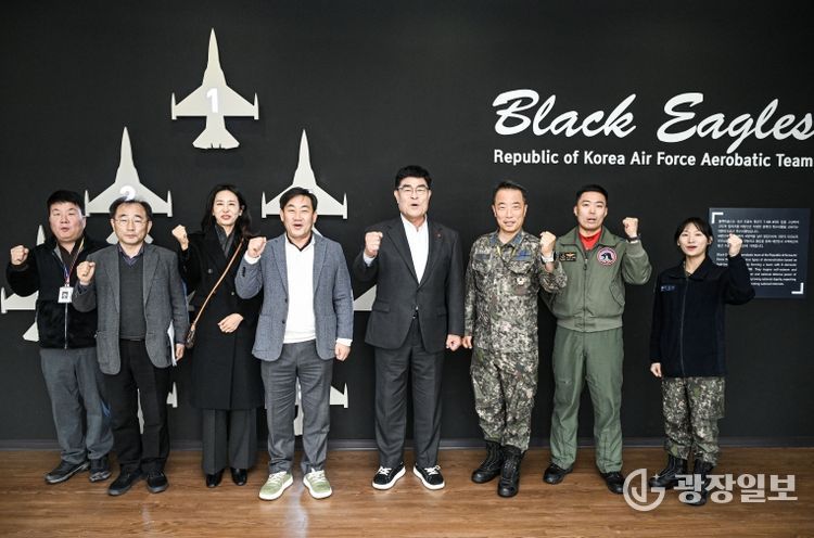 박상수 이사장, 제53특수비행전대 방문