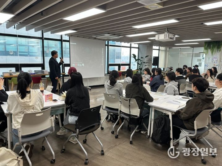 1. 천안시가 ‘천안형 청년 채용 연계형 프로그램’을 운영하고 있다.