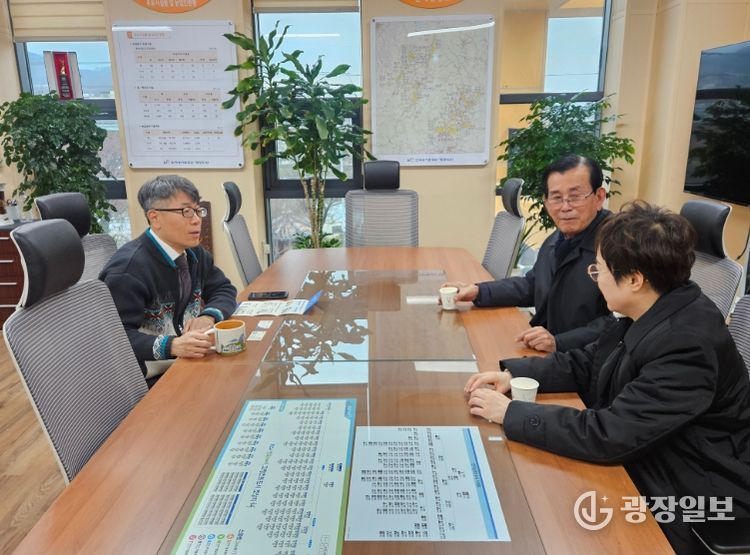 이진우 위원장과 박윤호 지사장, 군 김미숙 행정팀장이 스마트청양 운동 동참 방안을 협의하고 있다