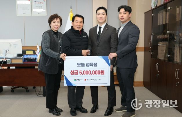 ㈜에이스팩·오늘정육점, 양산시에 라면·성금 전달