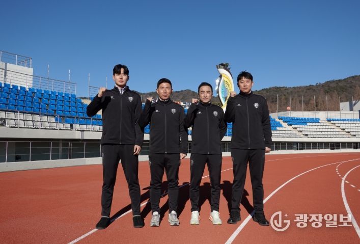 김해FC2008 코칭스태프 단체사진